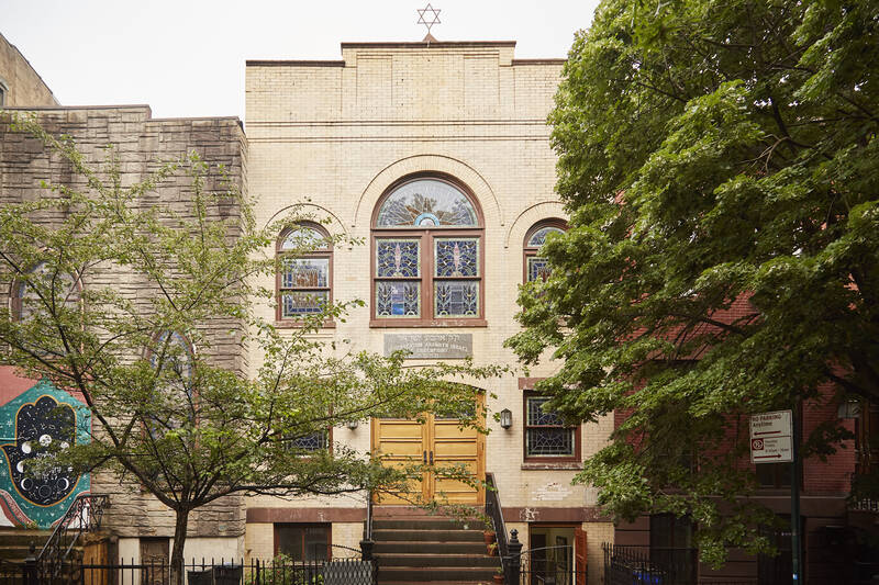 The front entrance to Greenpoint Shul in Brooklyn - a landmark synagogue